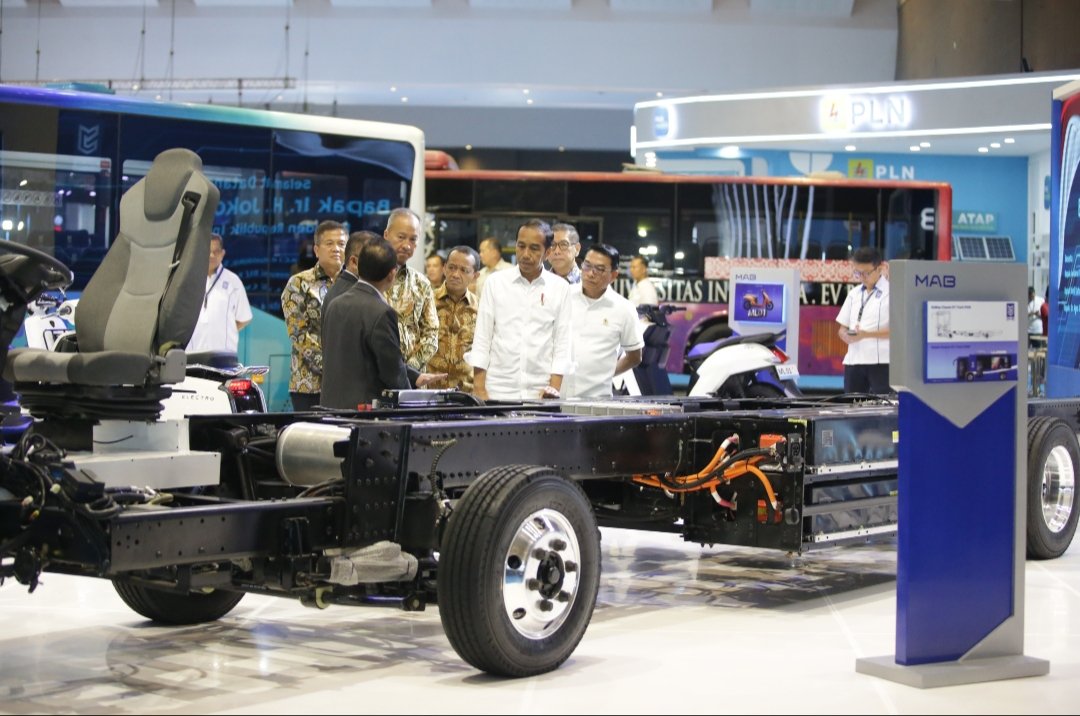 Presiden Jokowi mengapresiasi pameran PEVS 2024. Foto: dok. Dyandra