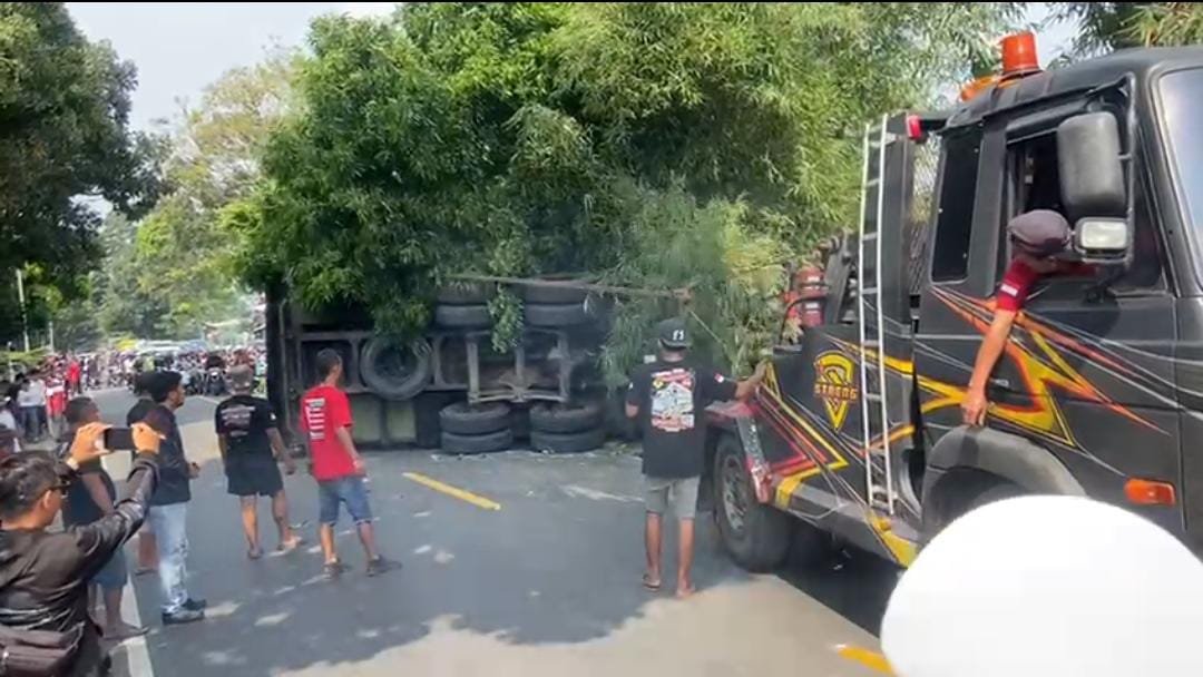 Truk Tronton Terguling Timpa Motor di Cianjur, Satu Orang Meninggal Dunia