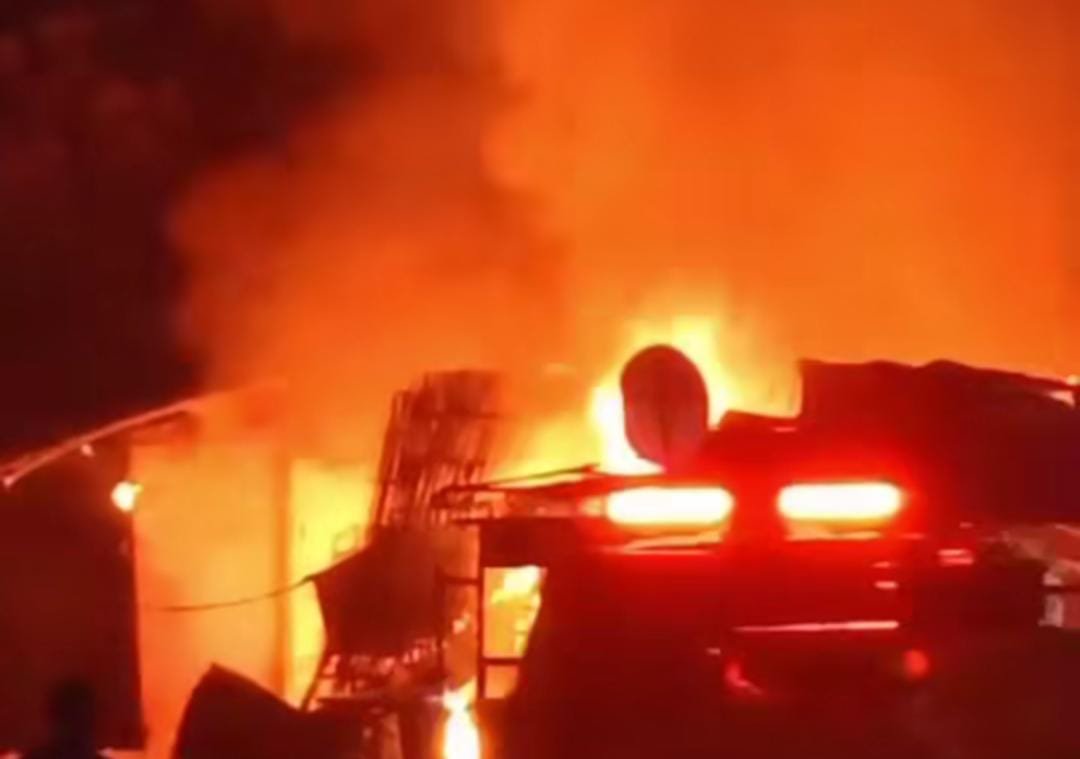 Empat Kios di Cipanas Hangus Terbakar karena Arus Pendek Listrik