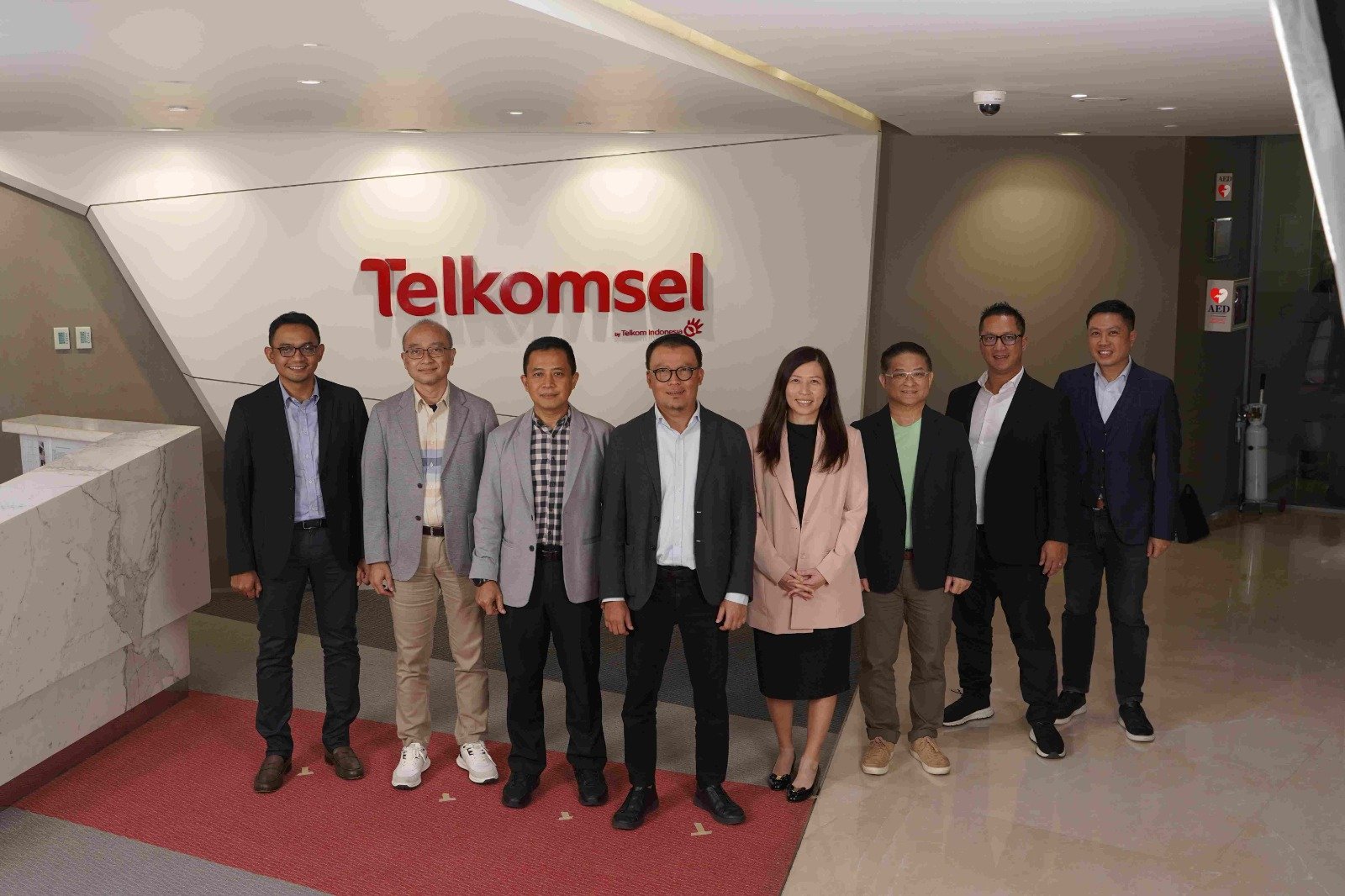 Penetapan BoD Telkomsel: (kiri-kanan) Direktur Network Telkomsel, Indra Mardiatna; Direktur Finance & Risk Management Telkomsel, Daru Mulyawan; Direktur Human Capital Management Telkomsel, Indrawan Ditapradana; Direktur Utama Telkomsel, Nugroho; Direktur 