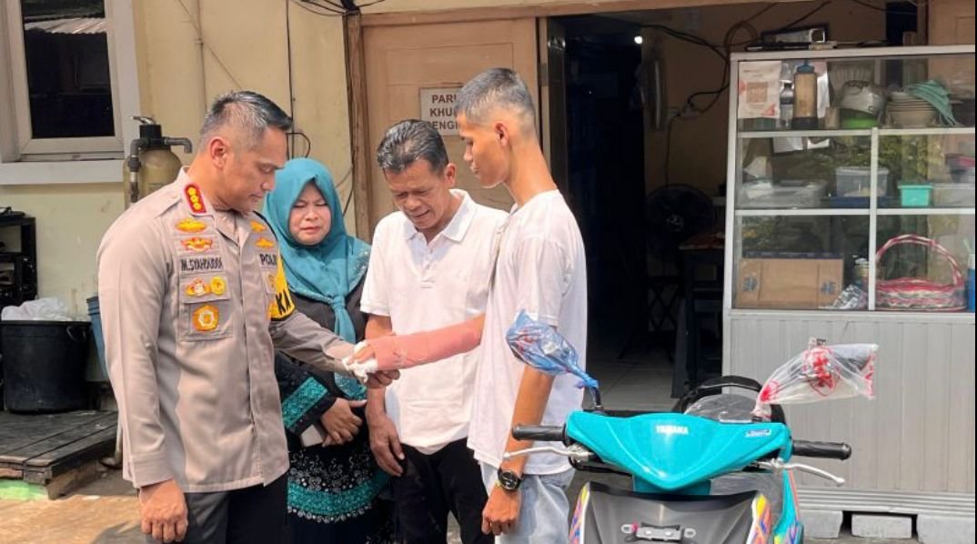 Kapolres Jakbar Serahkan Motor kepada Casis Polri Korban Begal