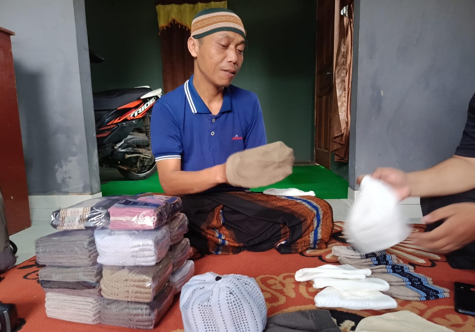 Jelang Iduladha, Penjualan Peci Rajut Asal Cianjur Meningkat Drastis