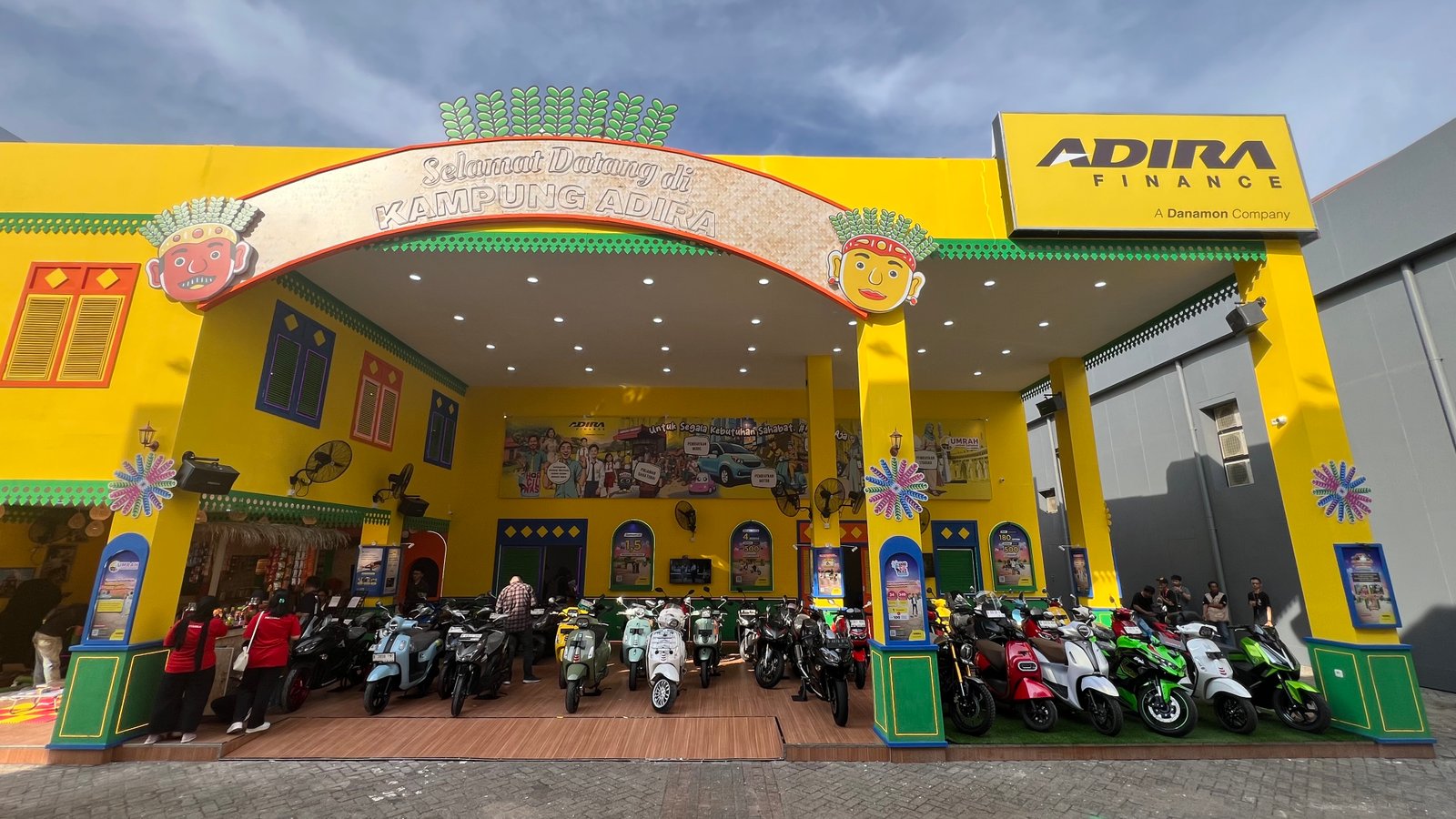 Adira Finance tawarkan promo sekampung di Jakarta Fair 2024. Foto: dok. Adira