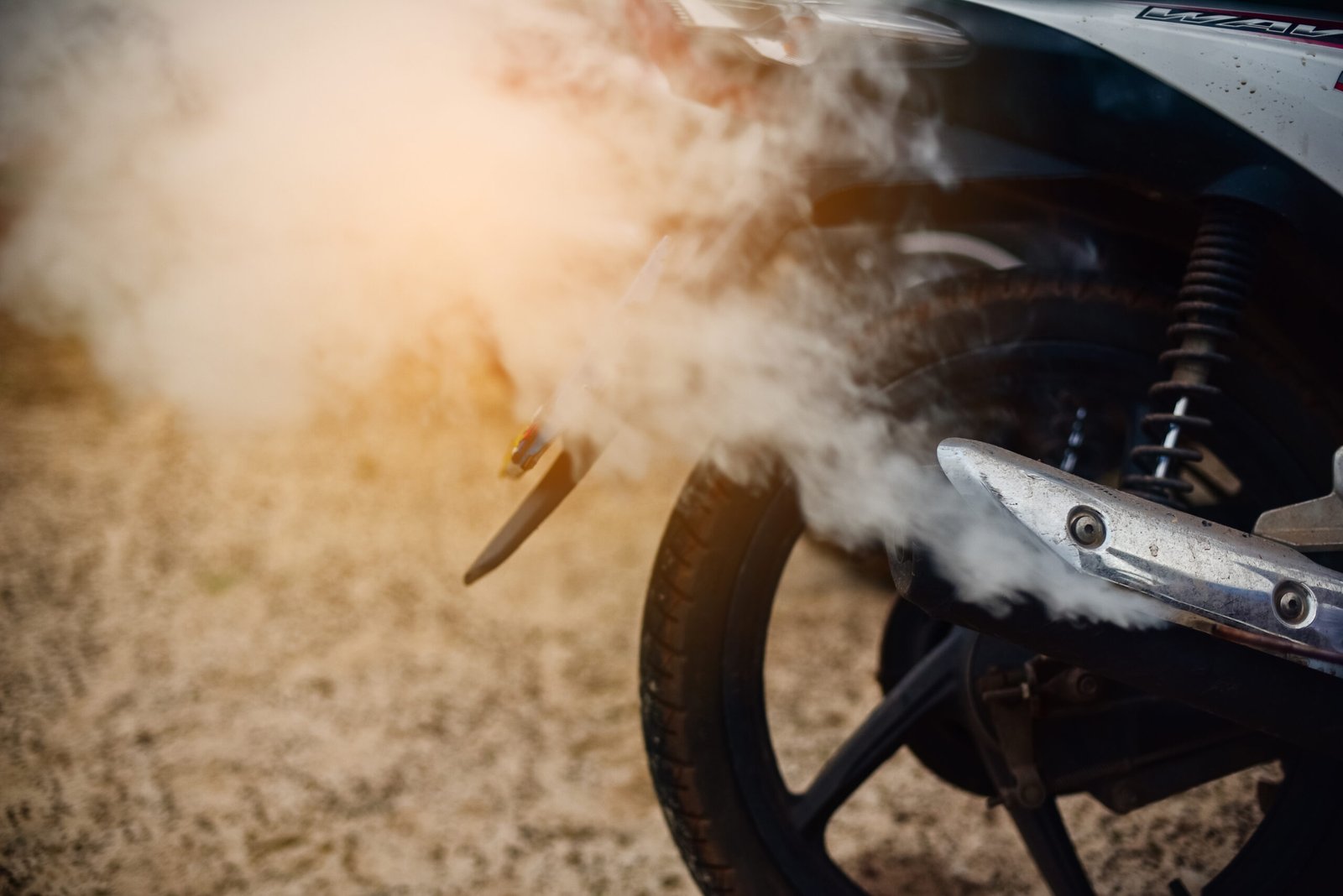 Penyebab motor 4-tak mengeluarkan asap putih. Foto; dok. Evalube