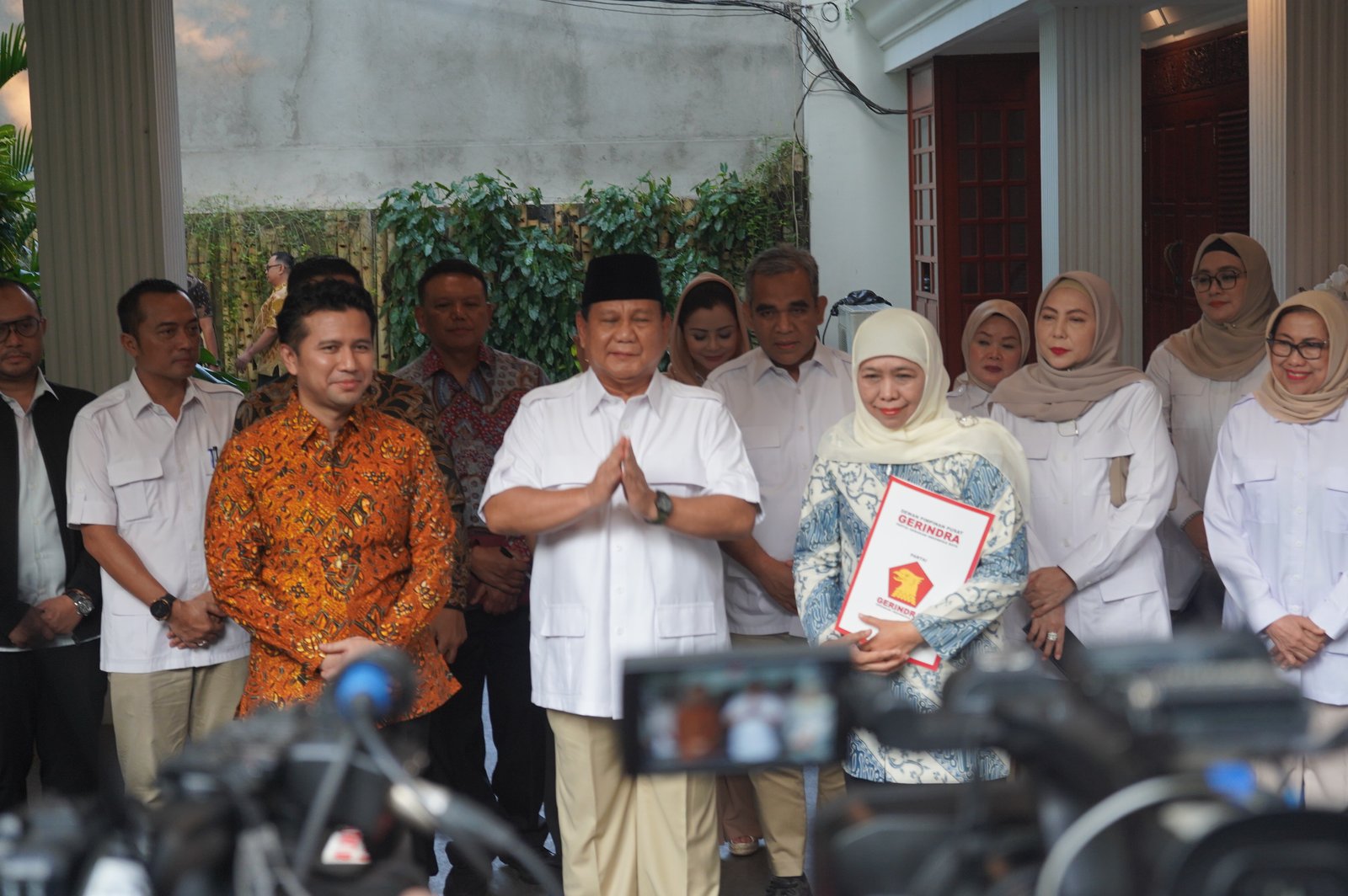 Ketua Umum Partai Gerindra Subianto dan calon gubernur Jawa Timur, Khofifah Indar Parawansa di Jl. Kertanegara, Jakarta, Jumat (7/6). apakabar.co.id/Andrey