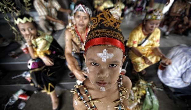 Salah seorang peserta Pekan Budaya Dayak 2013 di Istora Senayan, Jakarta, (27/4). Acara budaya tersebut menampilkan berbagai produk dan potensi Kalimantan, khusus nya budaya suku Dayak. Foto: Tempo/Aditia Noviansyah