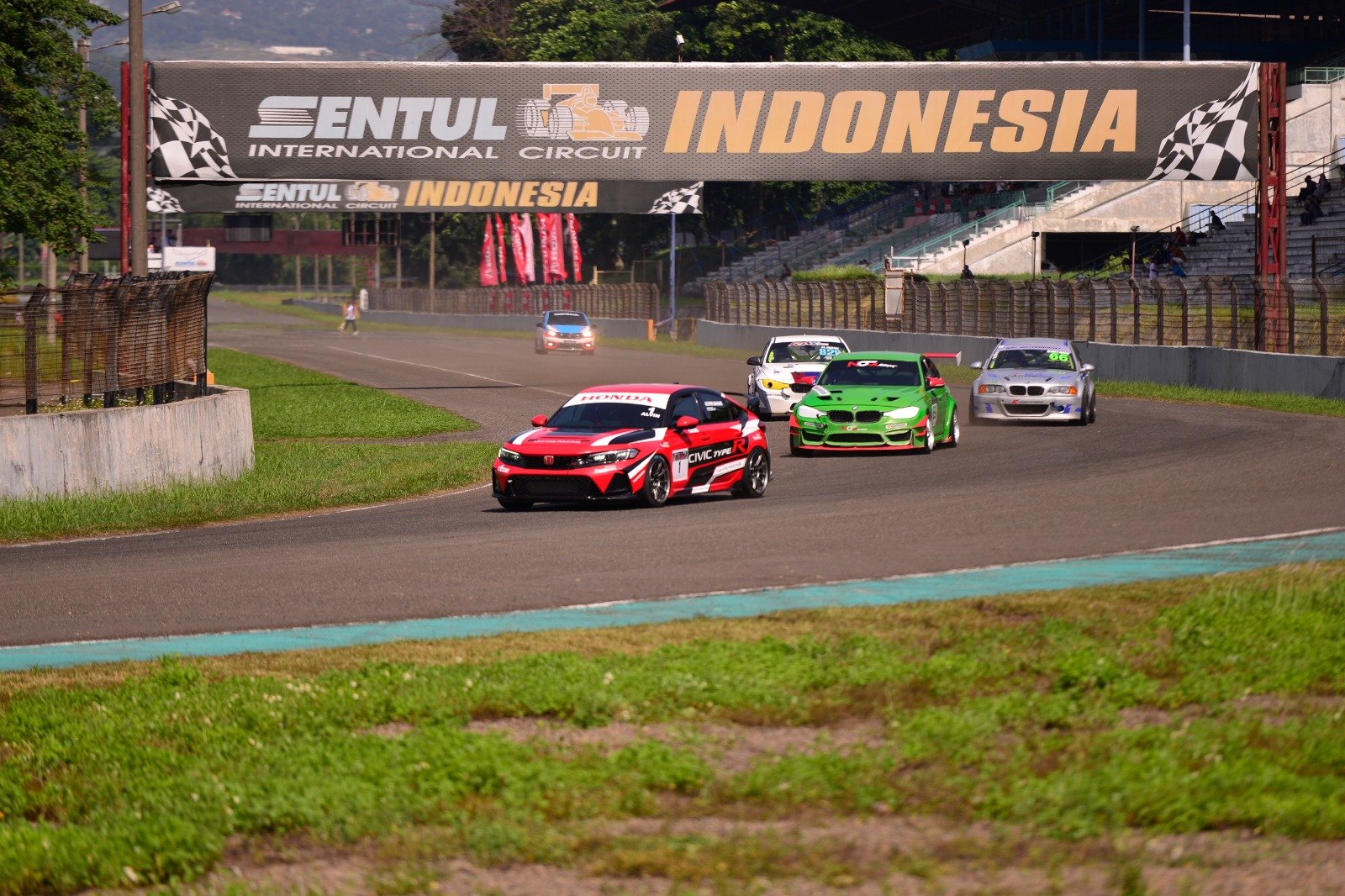 Duo pembalap muda Avila Bahar dan Andri Abirezky dari Tim Honda Racing Indonesia (HRI) mendominasi putaran kedua ISSOM musim 2024. Foto: dok. HPM