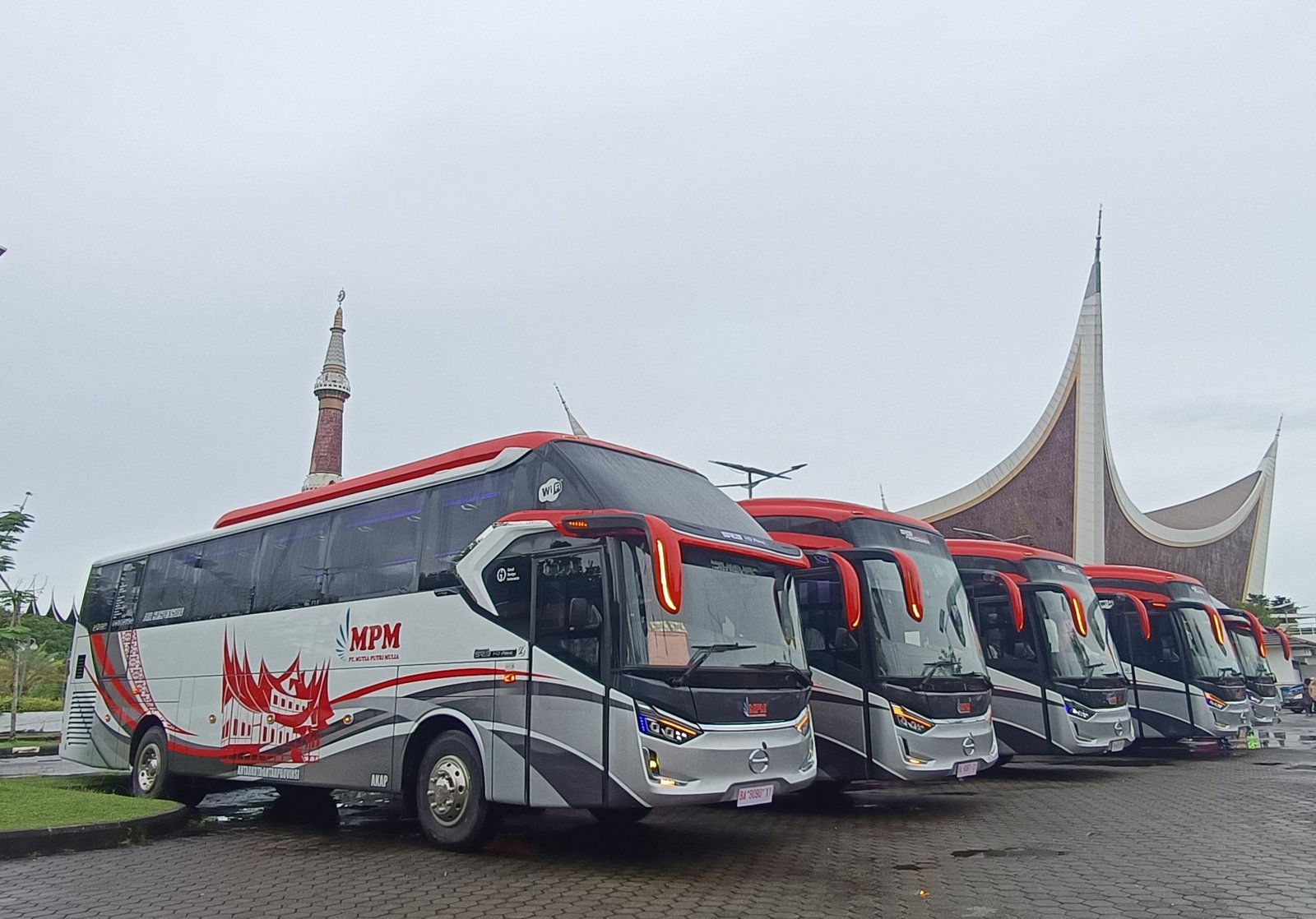 Bus PO MPM menggunakan sasis Hino R260 AS dengan bodi SR3 Panorama Single Glas. Foto: dok. HMSI