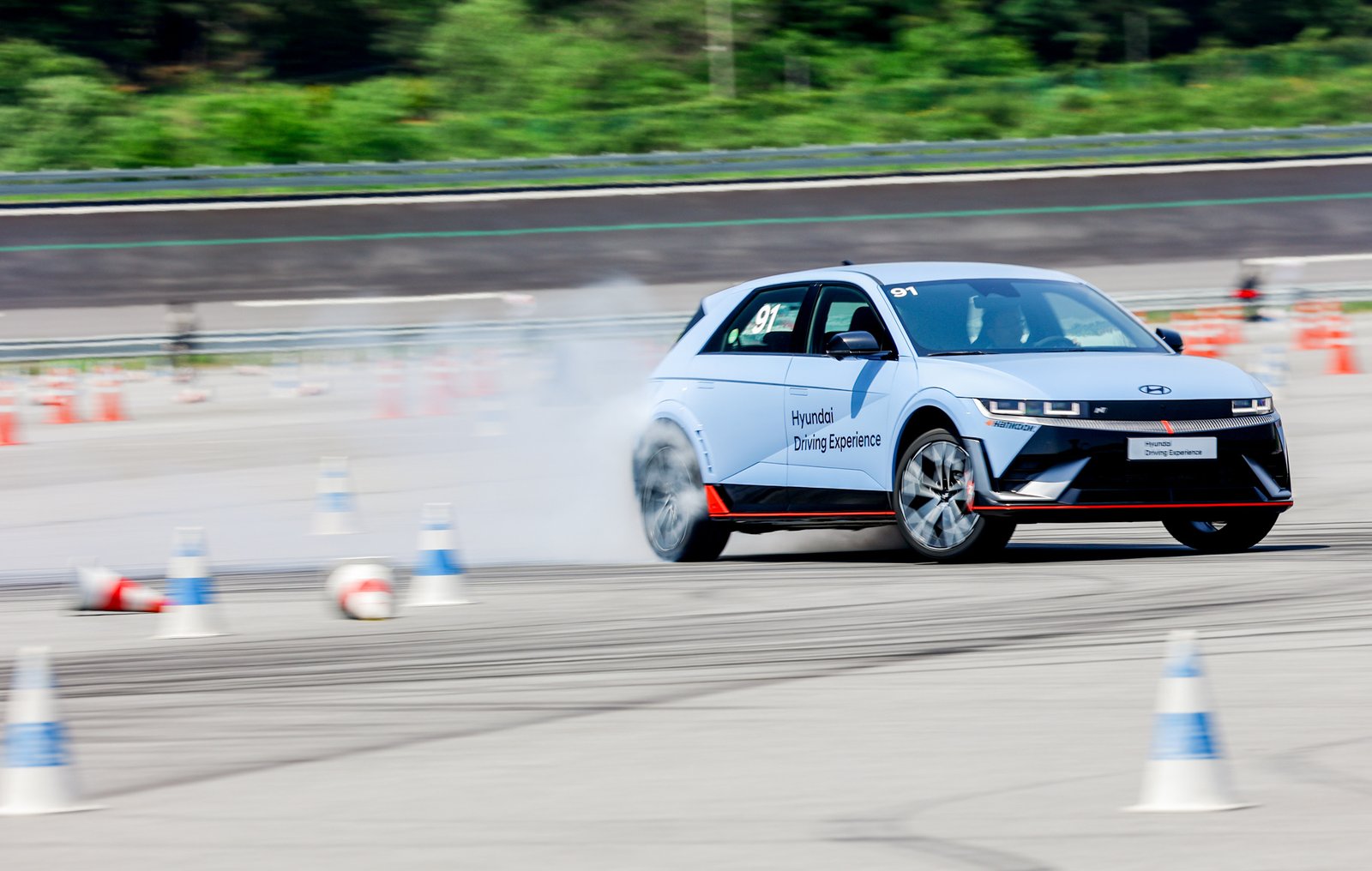Jajal Beragam Fitur, Hyundai Ioniq 5 N Digeber di Trek Lintasan Balap