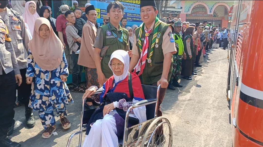 Dua Lansia Jamaah Haji Diboyong Gunakan Kursi Roda di Cianjur