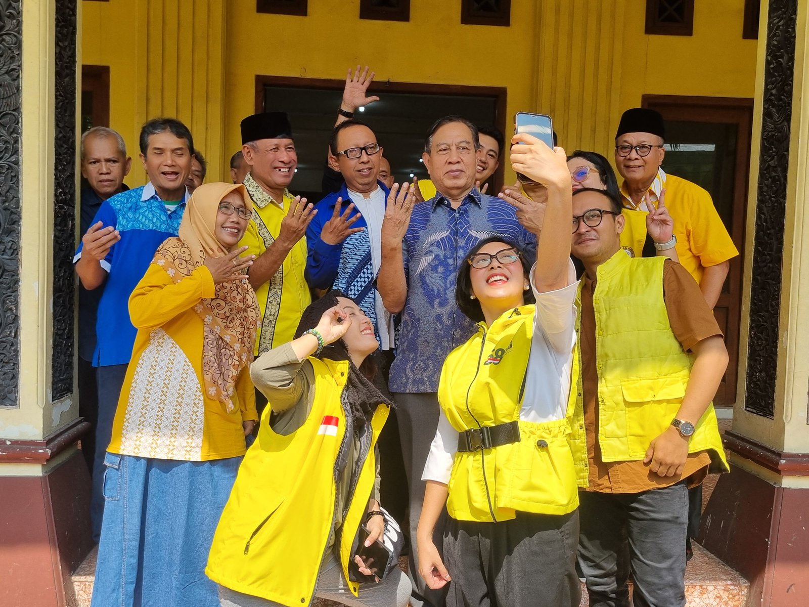 Kedekatan Golkar dengan PAN ditunjukkan dengan foto bersama usai melakukan silaturahmi. Foto: apakabar.co.id/Fernando Fitusia