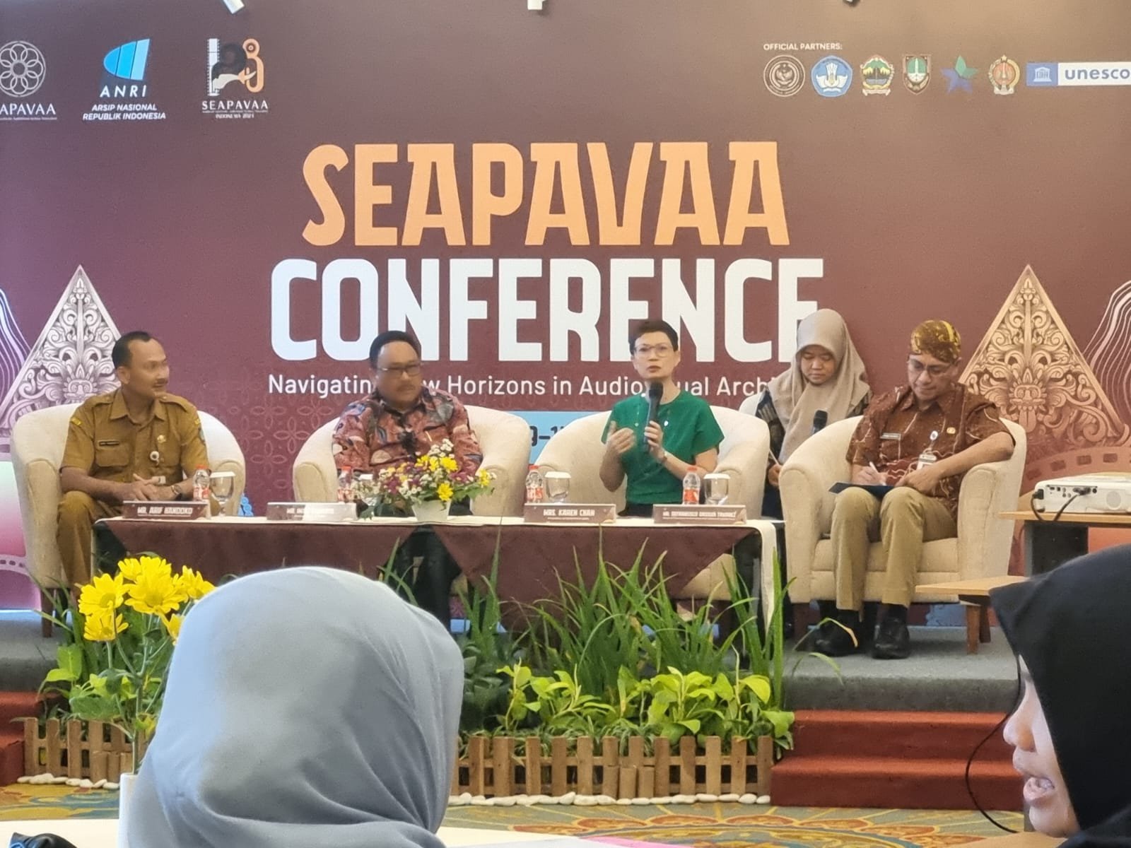 Presiden Seapavaa, Karen Chan (baju hijau) saat menjelaskan penyelenggaraan konferensi ke 28 South East Asia-Pasific Audio Visual Archive Association (SEAPAVAA) di Solo, Senin (10/6). Foto: apakabar.co.id/Fernando Fitusia