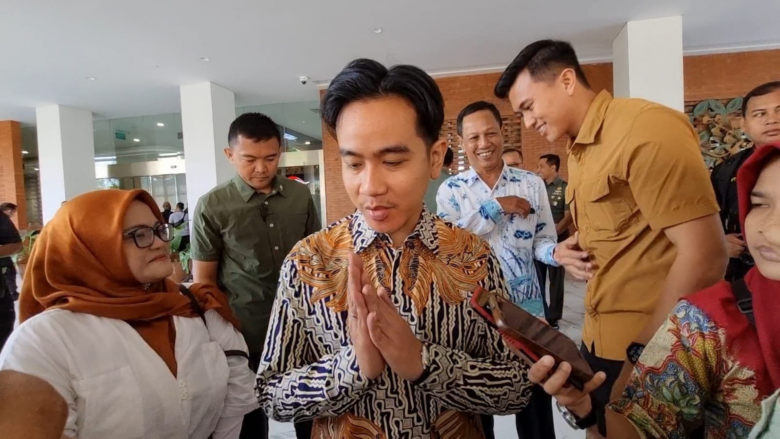 Wakil Presiden terpilih, Gibran Rakabuming Raka usai menghadiri pengukuhan kepala OJK Solo yang baru, Kamis (13/6). Foto: apakabar.co.id/Fernando Fitusia
