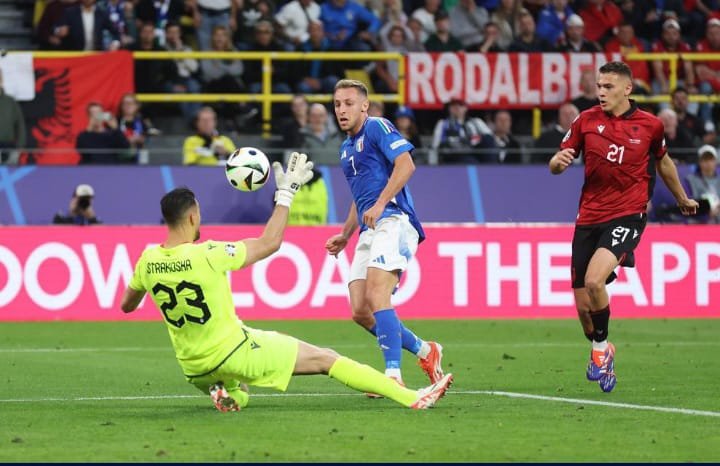 Gelandang Italia Davide Frattesi saat mendapatkan peluang di depan gawang Albania pada laga Euro 2024, Minggu (16/6). Foto. UEFA.COM