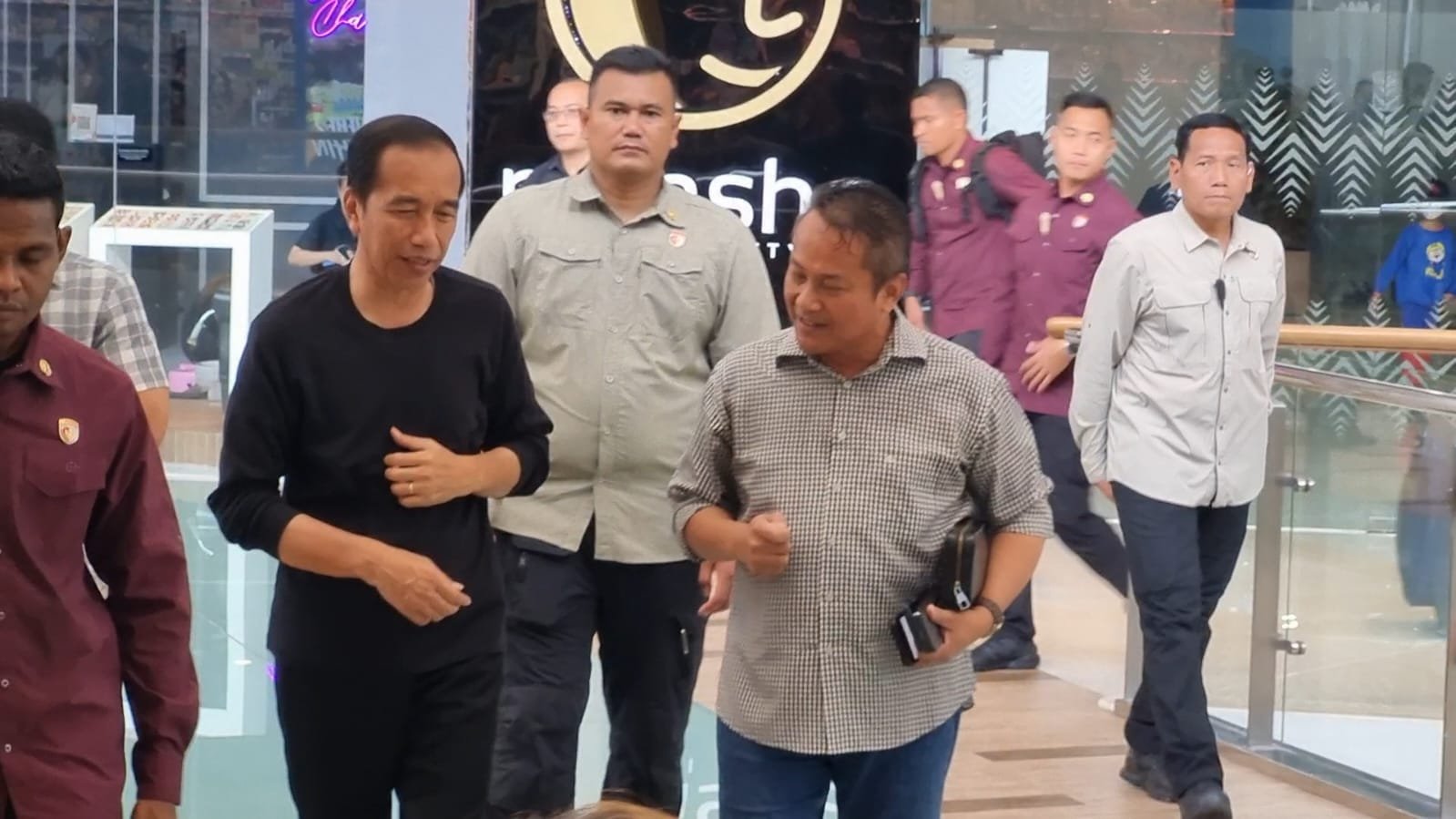 Bertemu Relawan di Mall Solo, Jokowi Singgung Pilkada Jateng