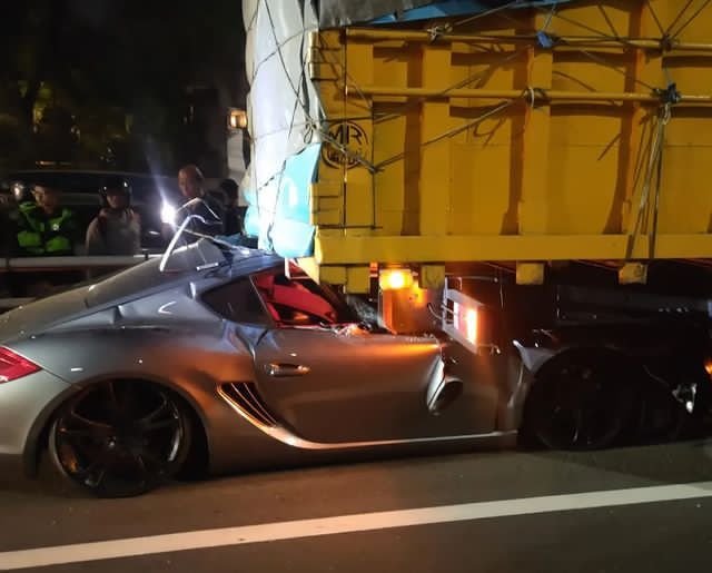 Pengemudi Porsche Tewas Tabrak Truk di Mampang, Sempat Terseret 150 Meter