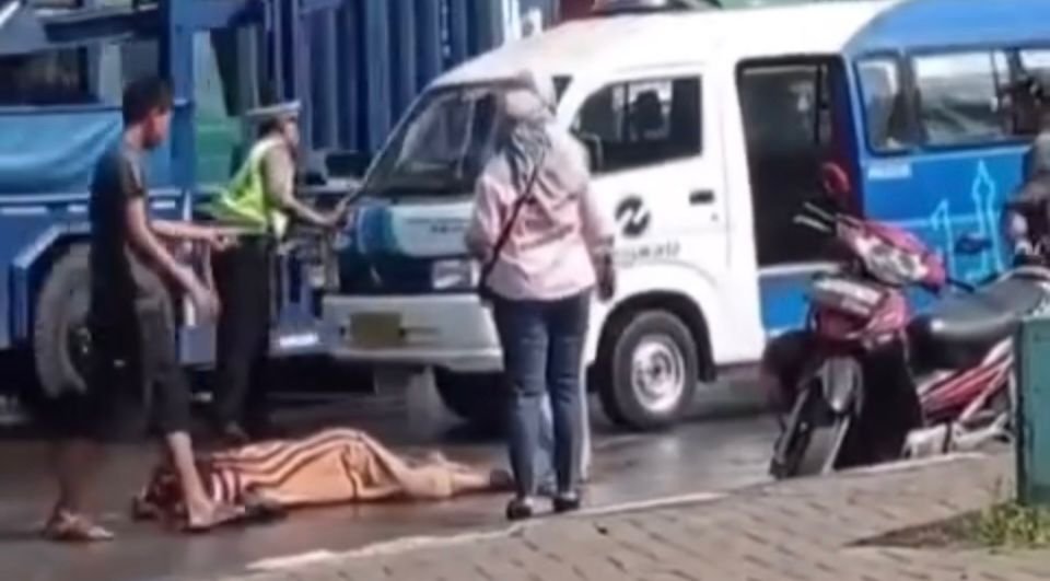 Jatuh dari Sepeda Motor, Wanita 50 Tahun Tewas Tergilas Truk di Cilincing