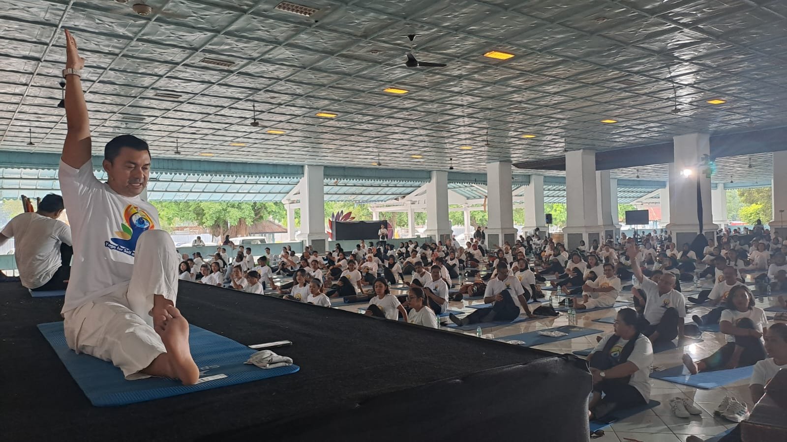 800 Peserta Ikuti Yoga Bersama di Pendopo Keraton Solo
