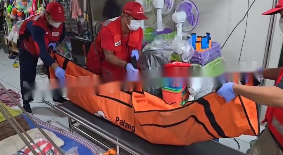 Evakuasi korban pembunuhan ayah kandung dibunuh anaknya di Duren Sawit, Jakarta Timur.