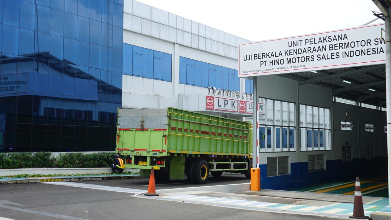 Hino Indonesia bersama Dinas Perhubungan Kota Tangerang melakukan penandatanganan kerjasama penyediaan layanan perpanjangan uji berkala kendaraan bermotor di Tangerang, Rabu (19/6). Foto: dok. HMSI