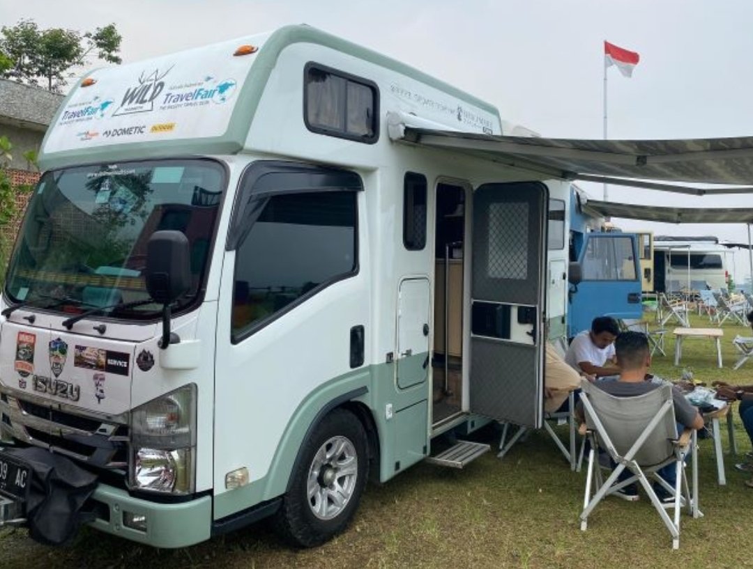 Berkemah atau camping dengan campervan tengah tren di Indonesia. Foto: dok. Isuzu