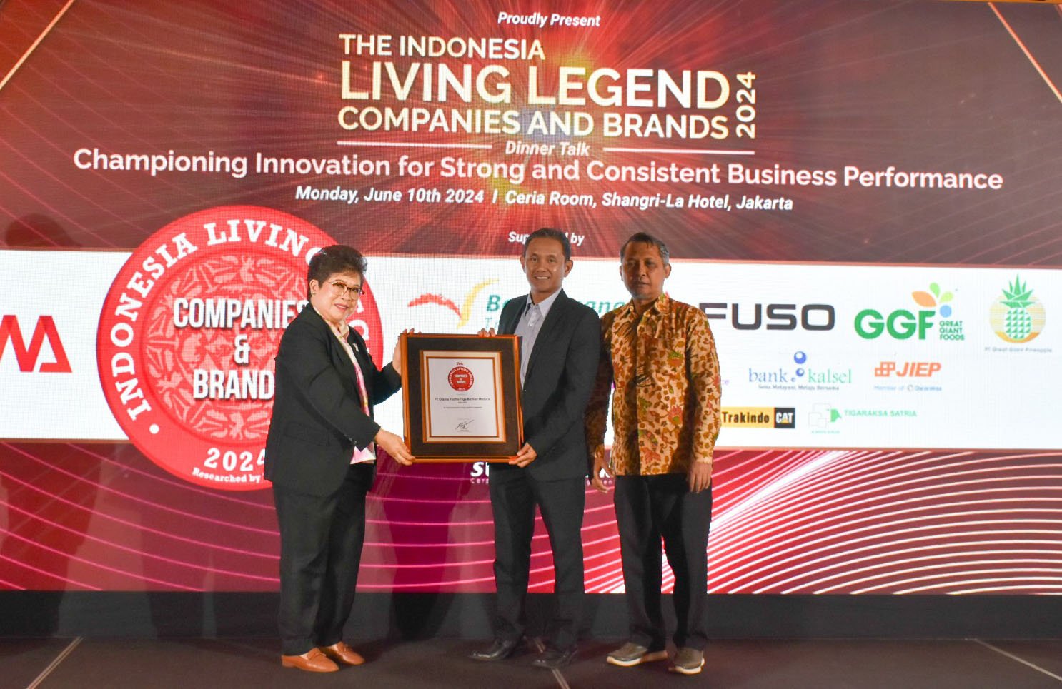 Mitsubishi Fuso Raih Penghargaan Best Living Brands 2024