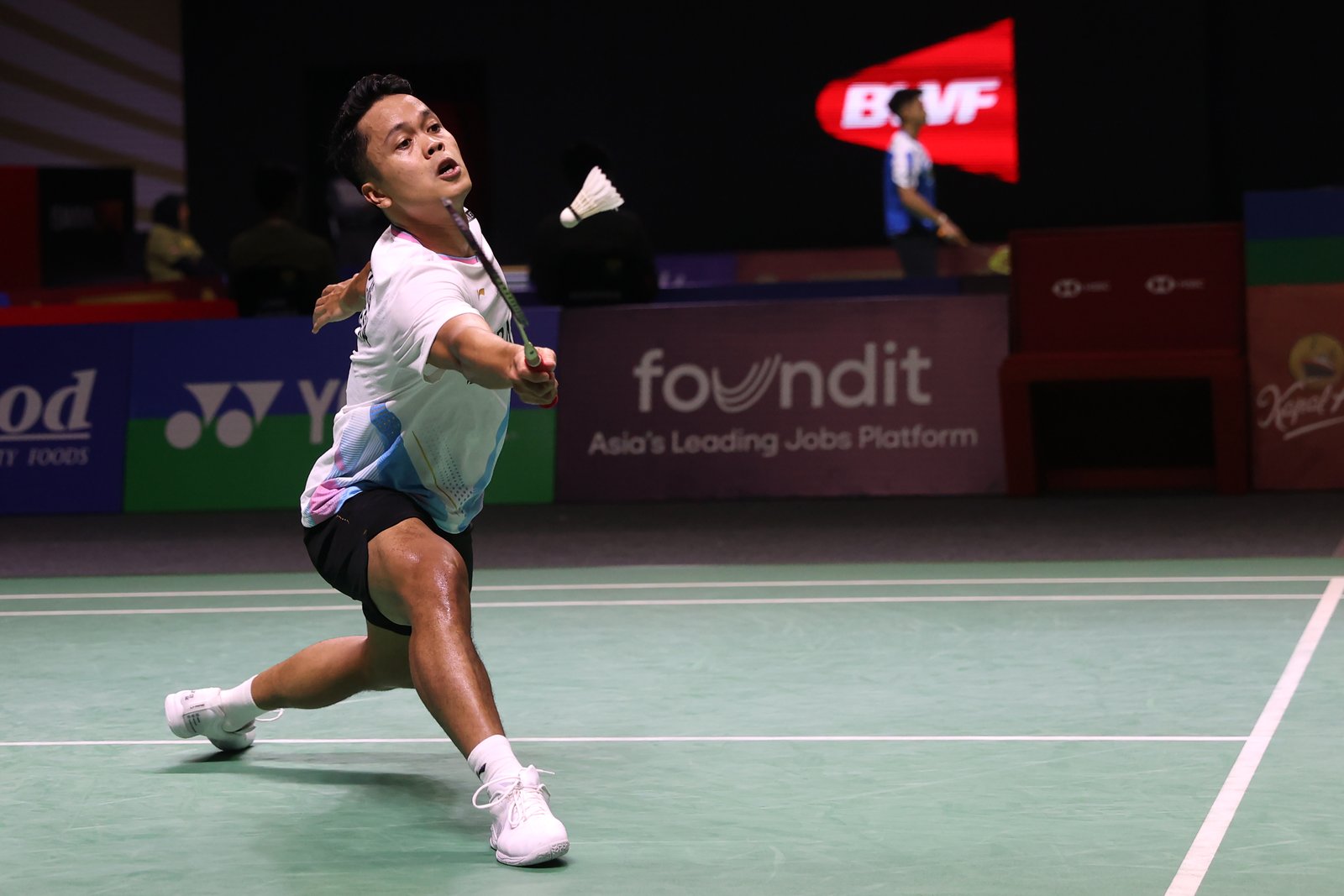 Tunggal putra Indonesia Anthony Sinisuka Ginting saat bertanding di turnamen Indonesia Open 2024 di Istora Senayan Selasa (4/6).  Foto: PBSI