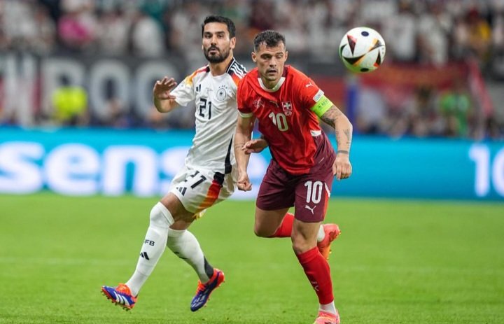 Kapten Swiss Granit Xhaka (kanan) berduel dengan gelandang Jerman Ilkay Gundogan dalam pertandingan DI Euro 2024, Senin (24/6). Foto: uefa.com