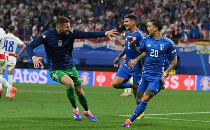 Pemain Italia, Mattia Zaccagni (kanan) saat merayakan golnya di pertandingan Euro 2024. Foto: uefa.com