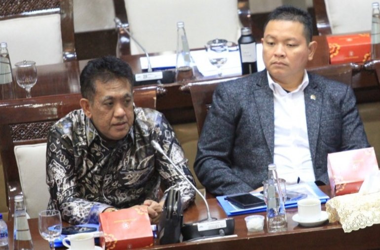 Anggota Komisi XI DPR RI Syamsul Bahri R (kiri). Foto: Andrey Micko/apakabar.co.id