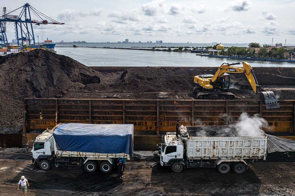 Bongkar muat batubara di pelabuhan Tanjung Priok, Jakarta. Tempo/Tony Hartawan