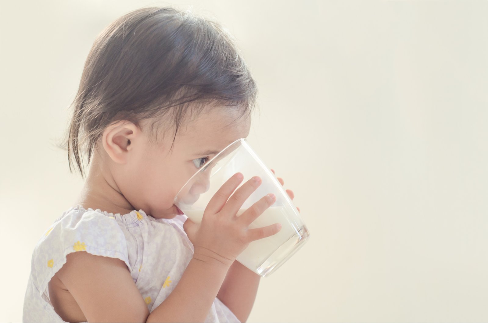ilustrasi anak minum susu. Sumber: brightbytext.org