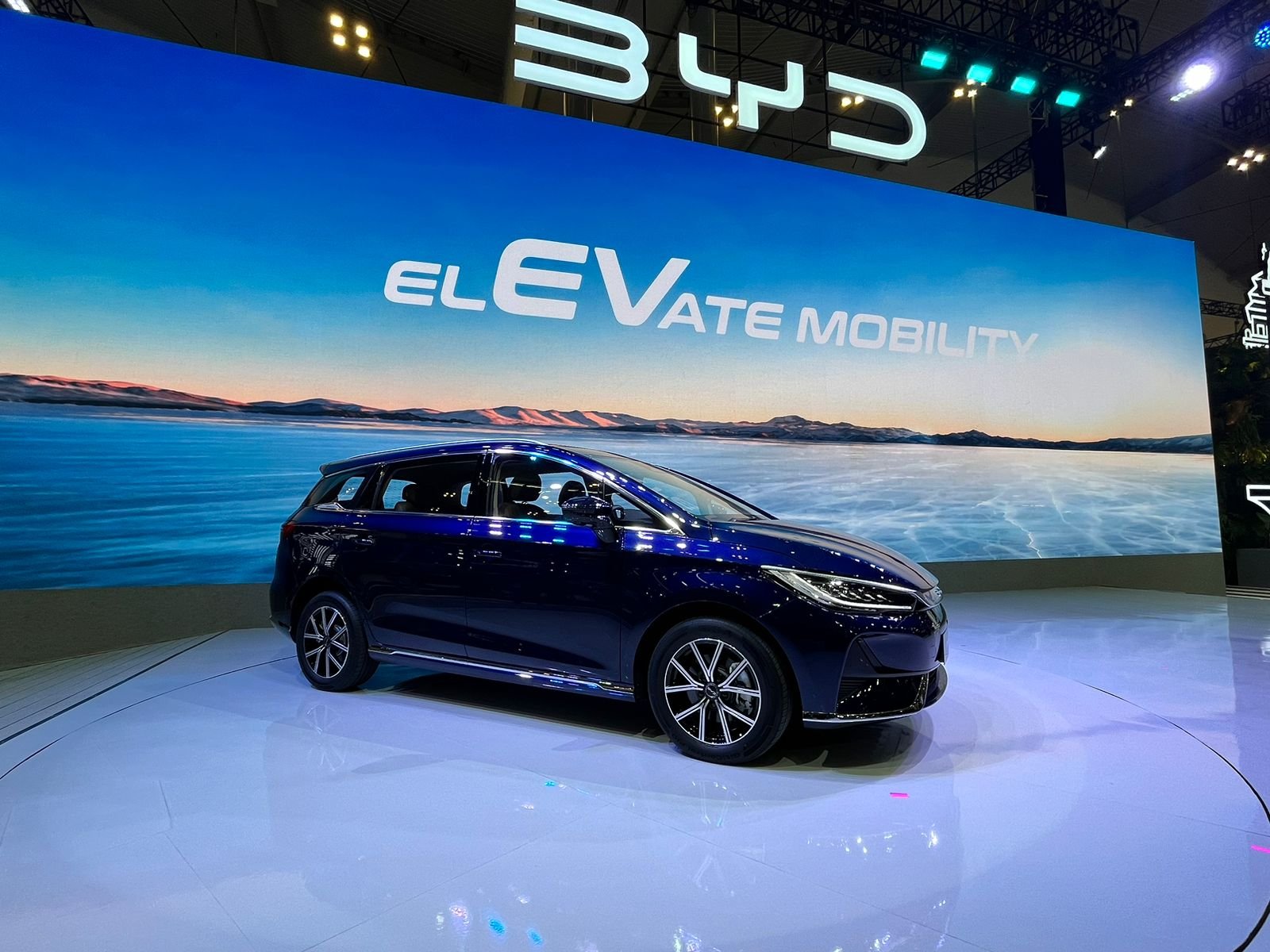 BYD meluncurkan mobil listrik M6 di GIIAS 2024. Foto: apakabar.co.id/DF