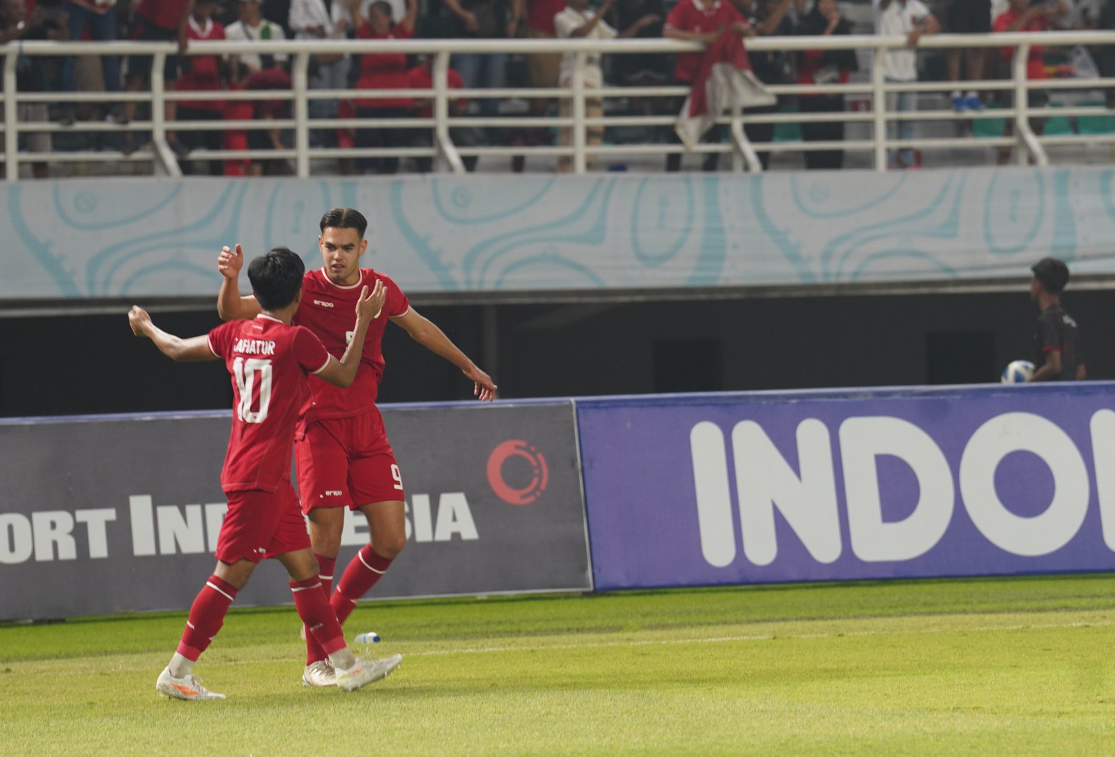 Jens Raven (kanan) bersama rekannya merayakan golnya ke gawang Thailand pada laga final Piala AFF U-19 2024 di Stadion Gelora Bung Tomo, Surabaya, Senin (29/7). Foto: PSSI