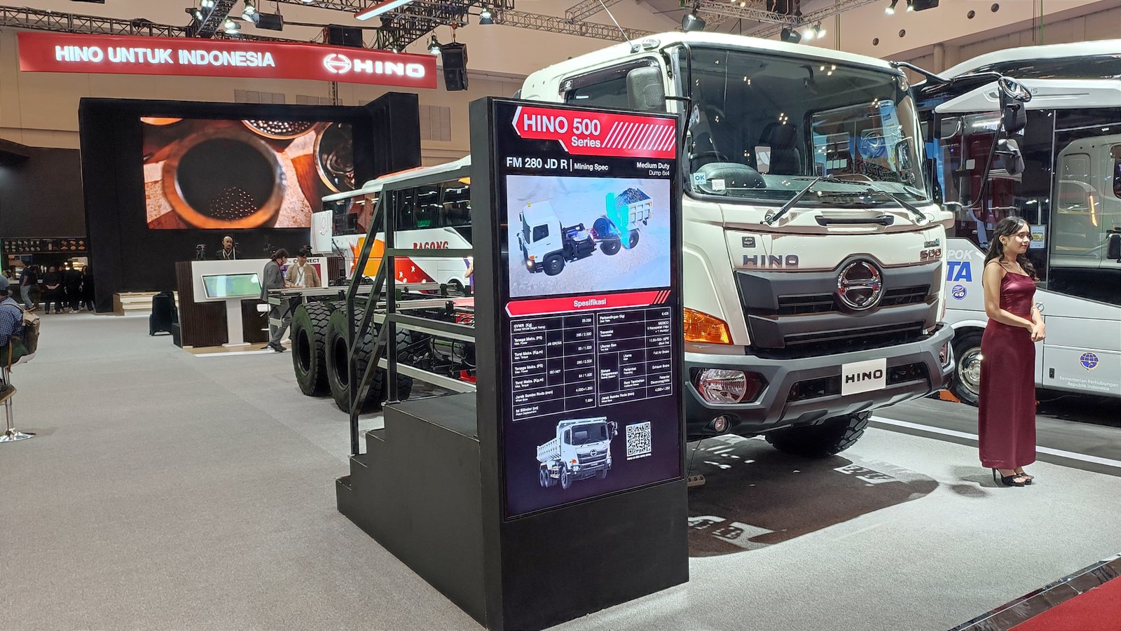 Hino 500 Series FM 280 JD R Raih Penghargaan Truk Favorit di GIIAS 2024