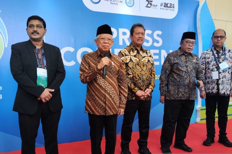 Wakil Presiden Ma'ruf Amin memberikan keterangan pers usai menghadiri pembukaan Asian Pacific Aquaculture 2024 di Surabaya, Jawa Timur, Kamis (4/7/2024). Foto: ANTARA