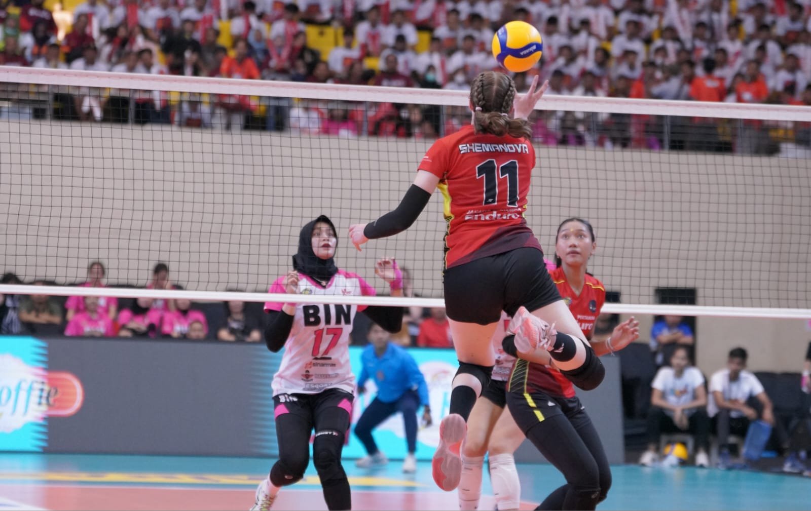 Jakarta BIN menghadapi Jakarta Pertamina Enduro pada seri kedua final four Proliga 2024 di Semarang, Kamis (11/7). Foto: PBVSI