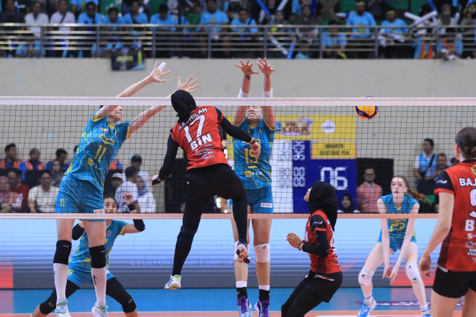 Jakarta BIN dan Jakarta Electric PLN saat bertanding pada seri kedua final four Proliga 2024 di GOR Jatidiri Semarang, Jumat (12/7). Foto: PBVSI 