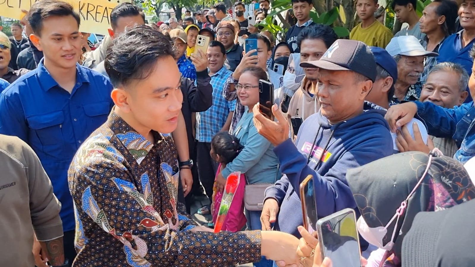 Gibran Rakabuming Raka saat bertemu dengan relawan di depan gedung DPRD kota Solo, Rabu (17/7). Foto: apakabar.co.id/Fernando Fitusia