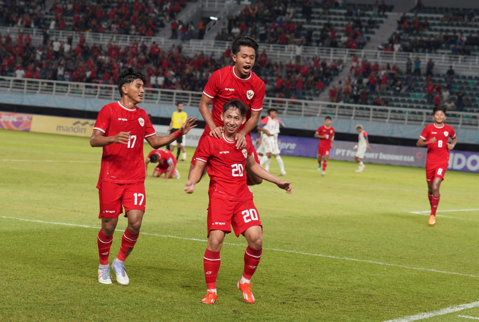 Timnas Indonesia U-19 saat melawan Filipina pada pertandingan Piala AFF U-19 2024 di Stadion Gelora Bung Tomo, Surabaya, Rabu (17/7). Foto: PSSI