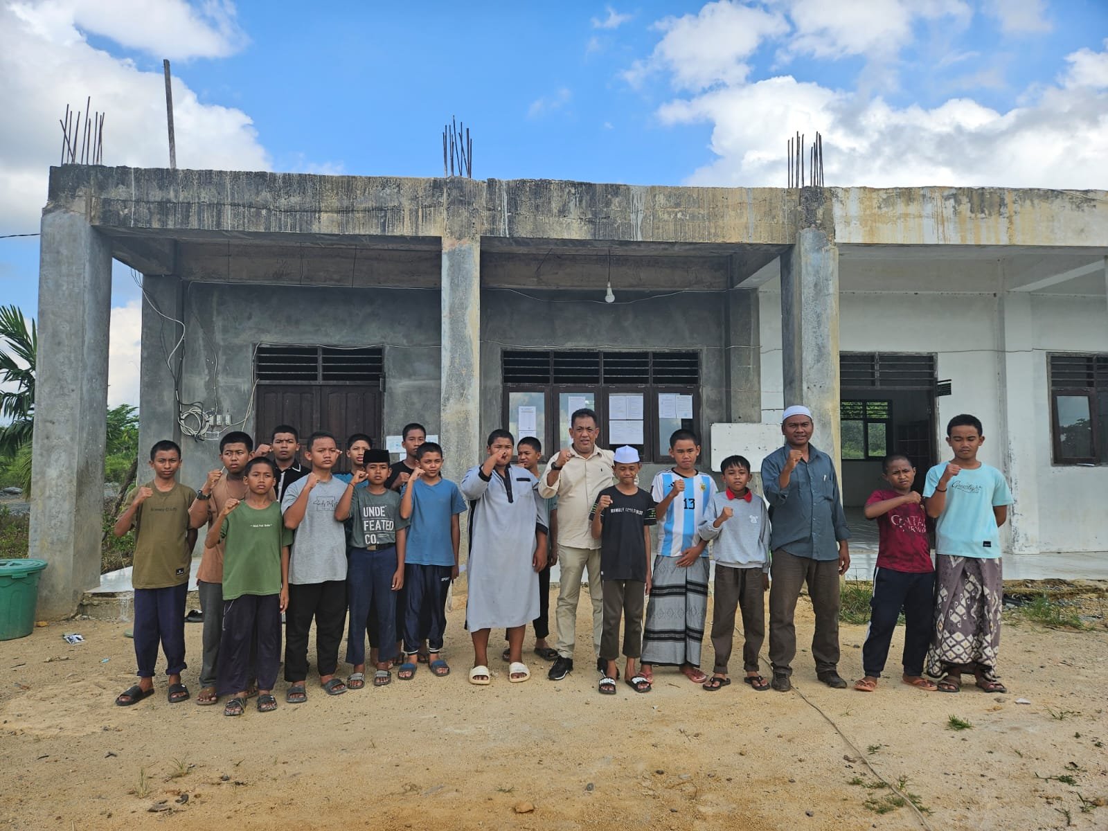 SBR Beri Dukungan untuk Perbaikan Pondok Pesantren Darul Hijrah 4 di Tanah Bumbu