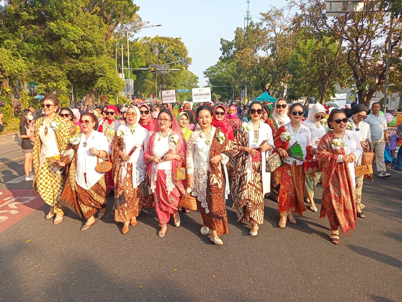 400 Peserta Ikuti Parade Kebaya Nusantara di Solo