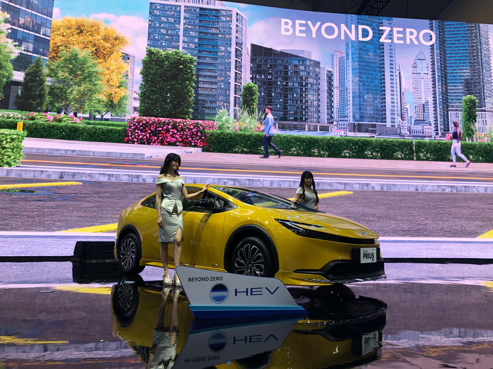 Toyota Prius Hybrid Hadir untuk Fun to Drive