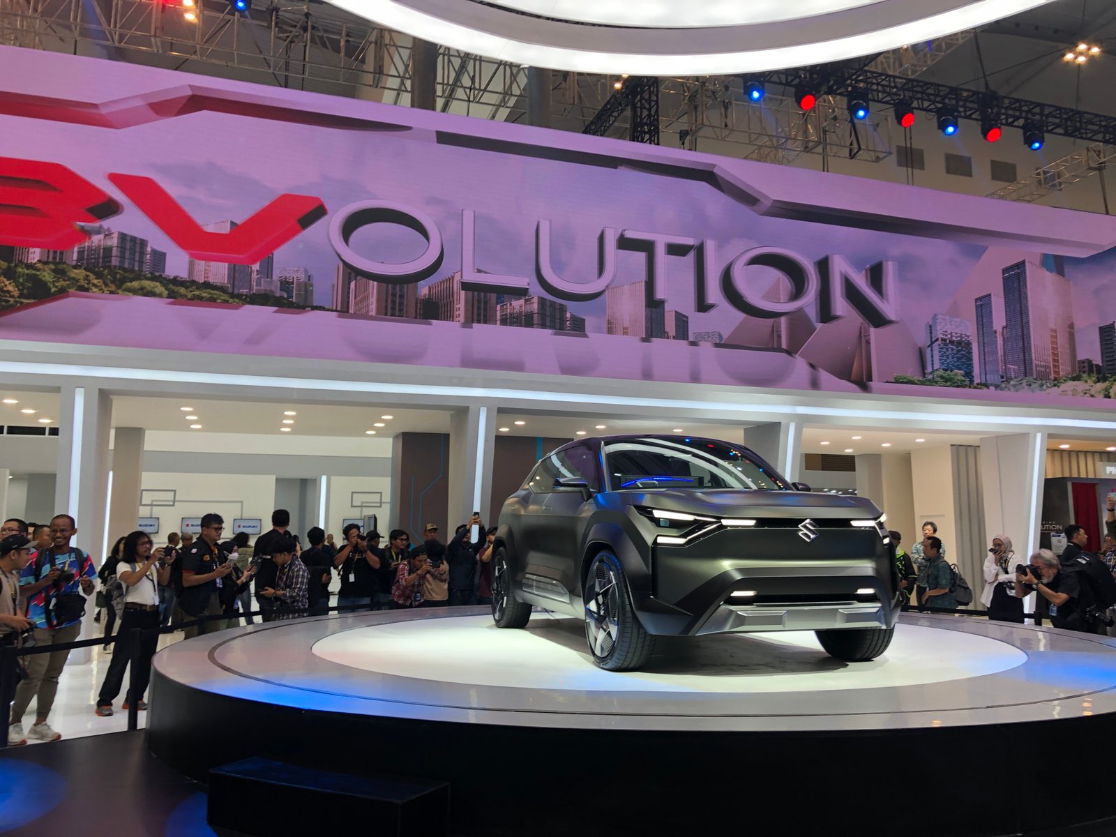 Konse mobil listrik eVX jadi daya tarik pengunjung di booth Suzuki di GIIAS 2024. Foto: apakabar.co.id/DF
