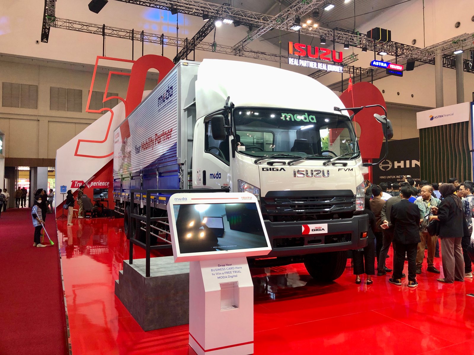 Isuzu Tampilkan Solusi Lengkap Kebutuhan Kendaraan Komersial di GIIAS 2024