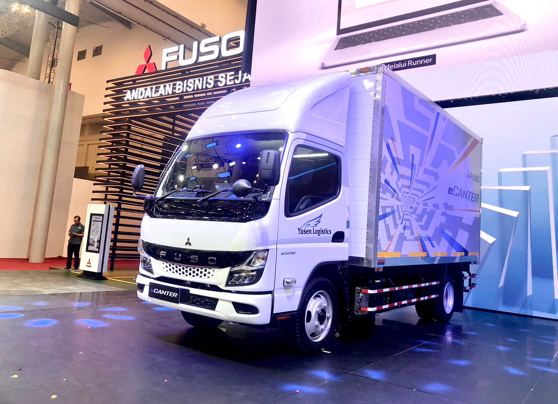 Mitsubishi Fuso eCanter langsung dipesan PT Yusen Logistic Indonesia di GIIAS 2024 - apakabar.co.id