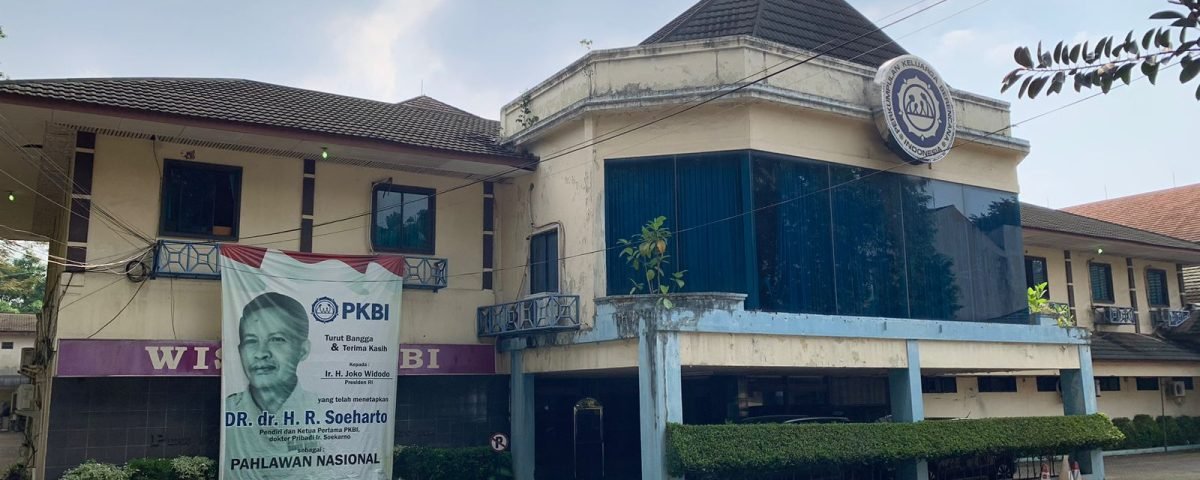 Ratusan aparat gabungan Satpol PP, Polri, hingga TNI mengawal pengosongan kantor Perkumpulan Keluarga Berencana Indonesia (PKBI) di Jalan Hang Jebat, Jakarta Selatan pada hari ini, Rabu, 10 Juli 2024. Pengosongan ini merupakan buntut sengketa antara PKBI