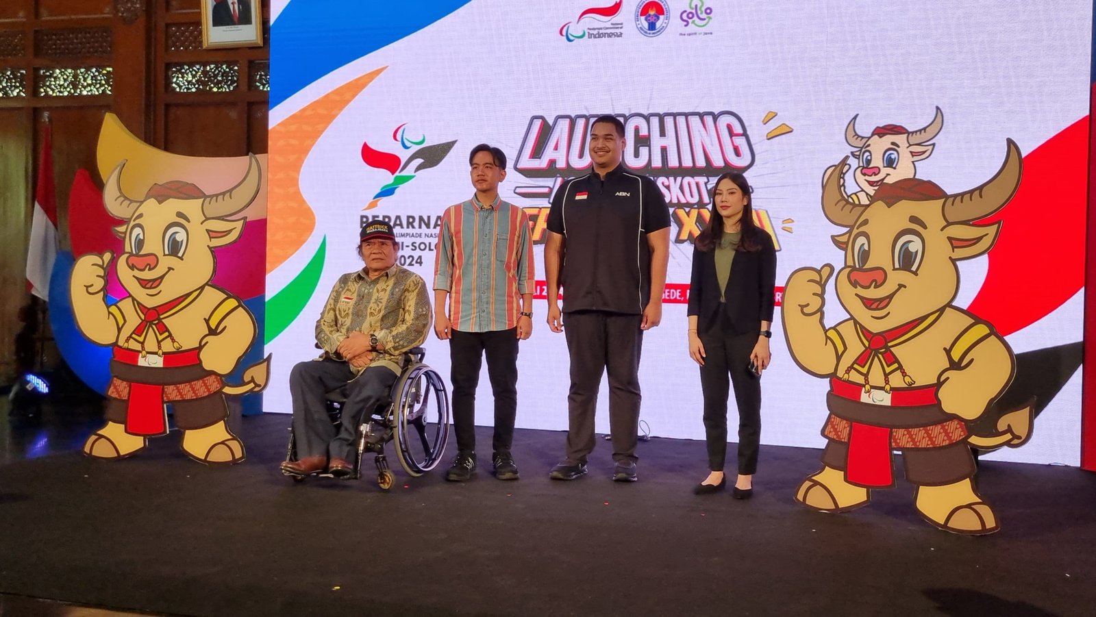 Gibran saat foto bersama dengan Ketua NPC dan juga Menpora. Foto. apakabar.co.id/ Fernando Fitusia