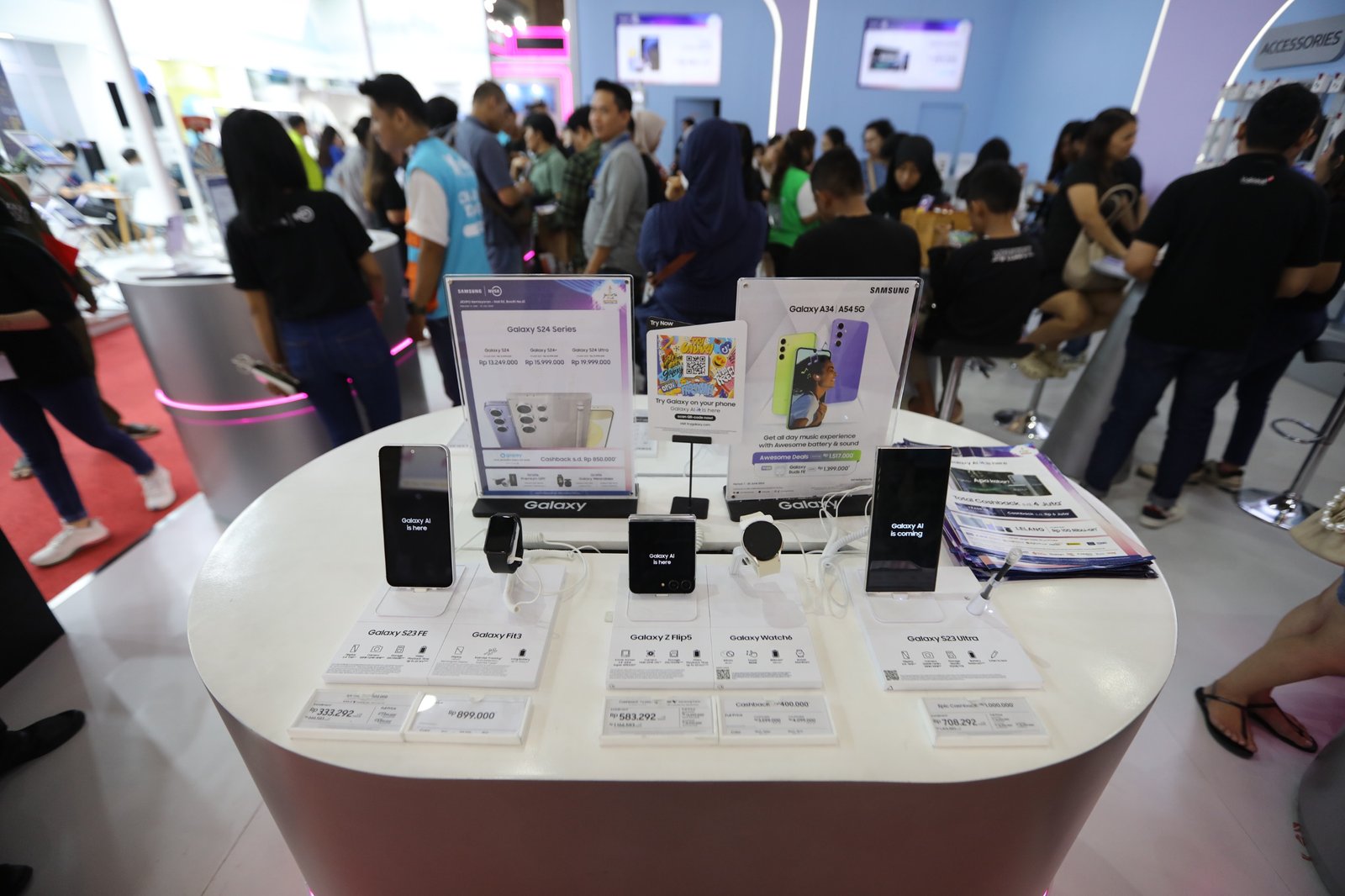 Promo handphone flagship di Jakarta Fair 2024. Foto: dok. JFK