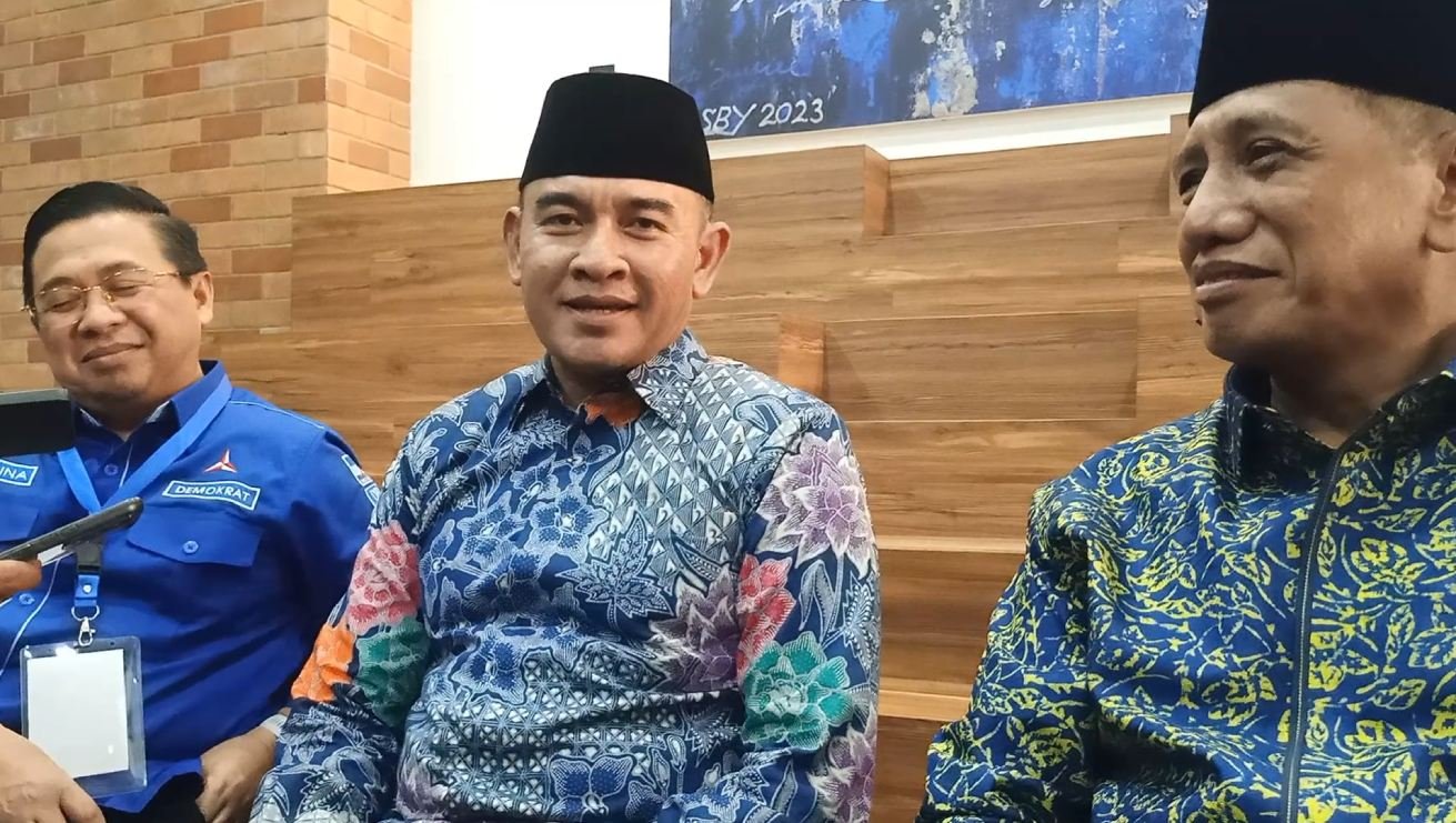 Dari kiri, Ketua DPD Demokrat Kalsel, Ibnu Sina, Bakal Calon Bupati Tanah Laut Rahmat Trianto dan wakilnya; Muhammad Zazuli. Foto: apakabar.co.id